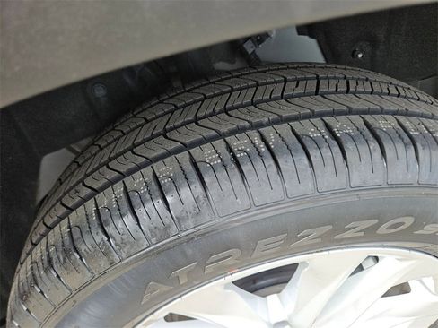 Used 2025 Toyota Corolla Cross LE image 28