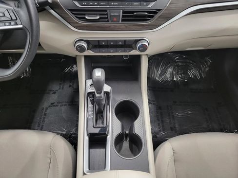 Used 2025 Nissan Altima 2.5 SV FWD image 17