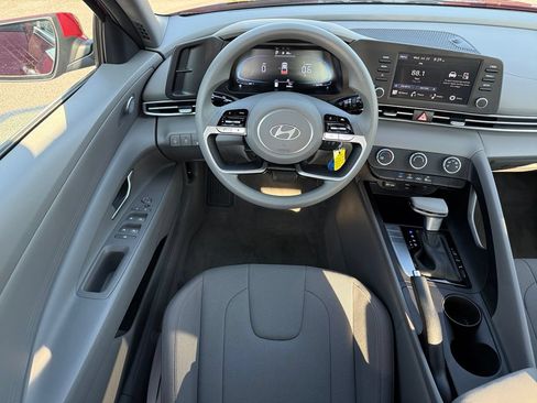 Certified 2025 Hyundai Elantra SE FWD image 24