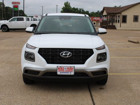 Used 2025 Hyundai Venue SE FWD image 3