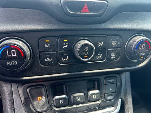 Used 2020 GMC Terrain SLE w/ Driver Convenience Package AWD/4WD image 25