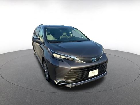 Used 2024 Toyota Sienna XLE image 2