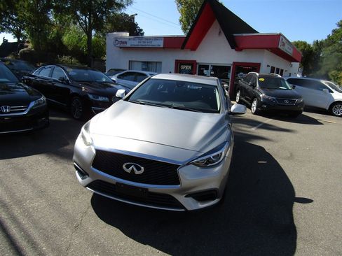 Used 2018 INFINITI QX30 image 1