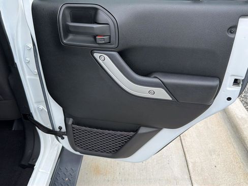 Used 2017 Jeep Wrangler Unlimited Sahara w/ Connectivity Group AWD/4WD image 24