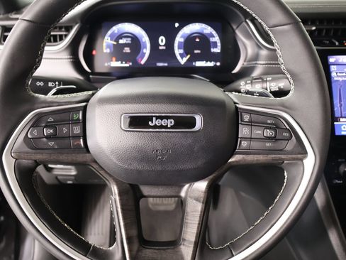 Used 2025 Jeep Grand Cherokee Limited w/ Luxury Tech Group II AWD/4WD image 3