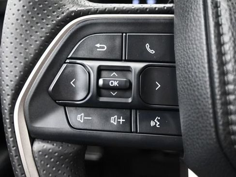 Used 2025 Toyota 4Runner SR5 AWD/4WD image 18