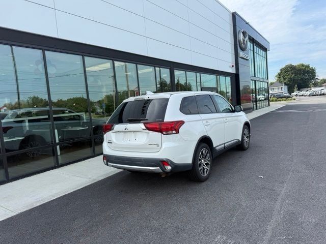 Used 2017 Mitsubishi Outlander SEL AWD/4WD image 3