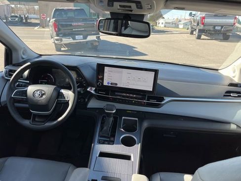 Used 2025 Toyota Sienna XLE w/ XLE Plus Package image 32