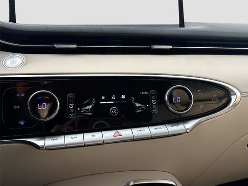 Used 2022 Genesis GV70 2.5T w/ Select Package image 17