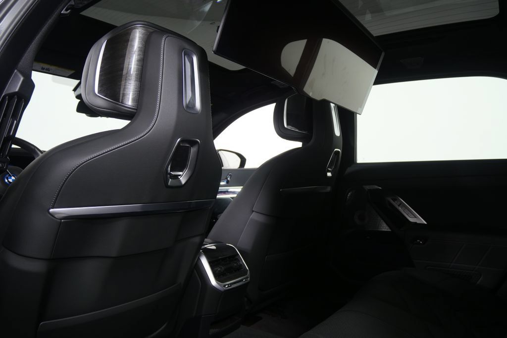 Used 2026 BMW 750e xDrive w/ Executive Package AWD/4WD image 18
