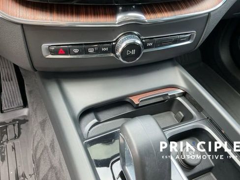 Certified 2023 Volvo XC60 T8 Plus AWD/4WD image 19