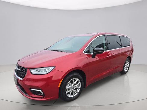 Used 2024 Chrysler Pacifica Touring-L FWD image 7