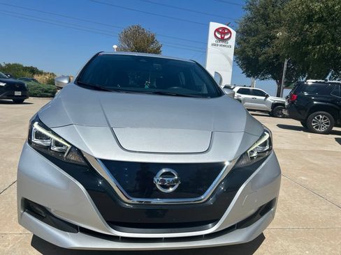 Used 2022 Nissan Leaf SV w/ SV Technology Package FWD image 2