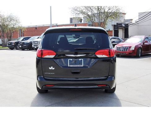 Used 2023 Chrysler Voyager LX image 3