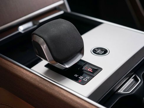 Used 2024 Land Rover Range Rover Long Wheelbase Autobiography image 25