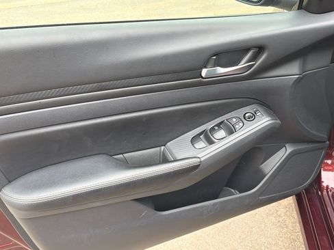 Used 2025 Nissan Altima 2.5 SV FWD image 10