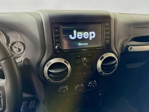 Used 2017 Jeep Wrangler Unlimited Rubicon w/ Connectivity Group image 14