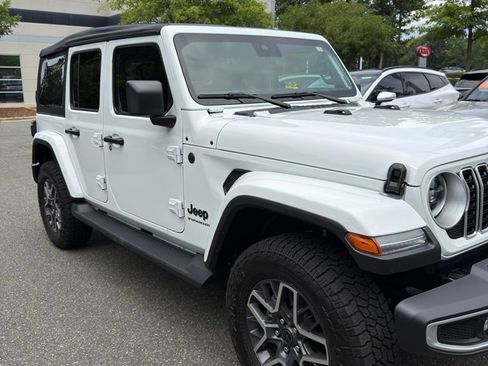 Used 2025 Jeep Wrangler Unlimited Sahara AWD/4WD image 1