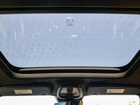 Used 2023 Volvo XC40 Recharge Plus w/ Protection Package Premier image 18