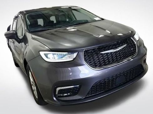 Used 2023 Chrysler Pacifica Touring-L image 7