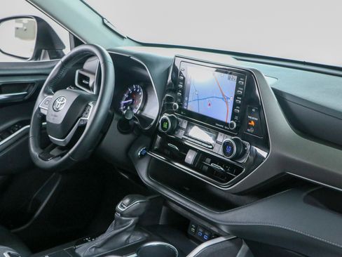 Used 2022 Toyota Highlander XLE FWD image 27
