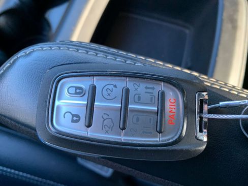 Used 2025 Chrysler Pacifica Select image 21