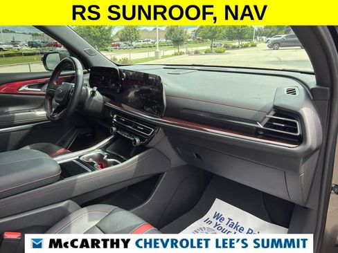 Used 2024 Chevrolet Traverse RS FWD image 29