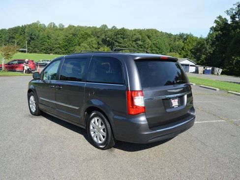 Used 2015 Chrysler Town & Country Touring FWD image 62