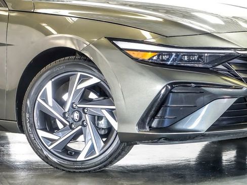Used 2025 Hyundai Elantra SEL image 4