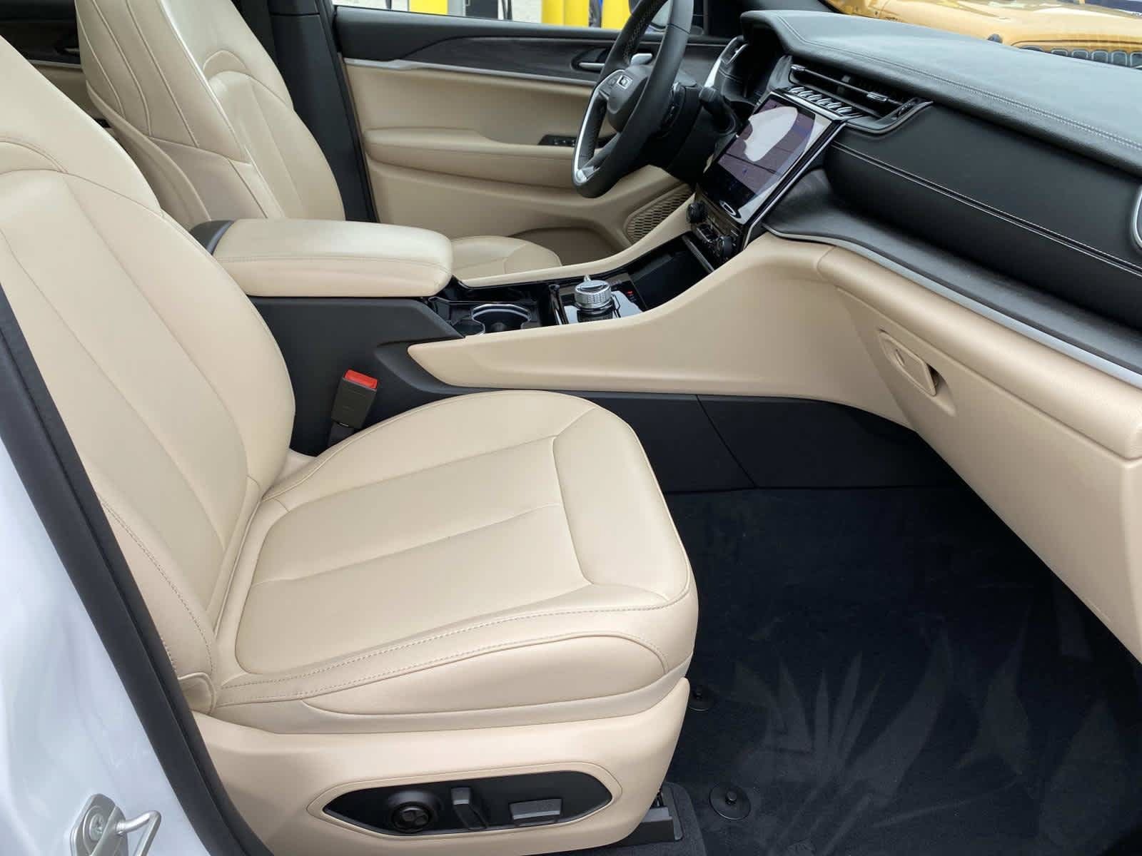 Certified 2023 Jeep Grand Cherokee Limited AWD/4WD image 23