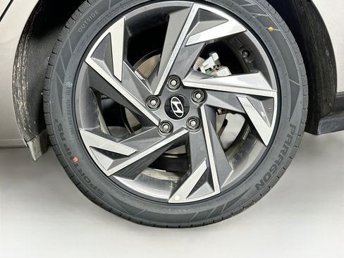 Used 2025 Hyundai Elantra SEL image 11