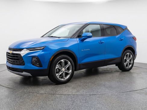 Used 2025 Chevrolet Blazer LT image 3