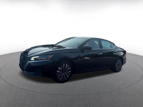 Used 2025 Nissan Altima 2.5 SV FWD image 7