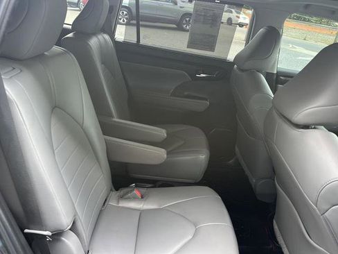Used 2023 Toyota Highlander XLE FWD image 13