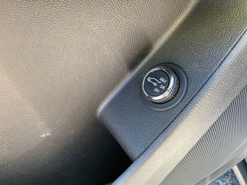 Used 2022 Chevrolet Traverse LT FWD image 17