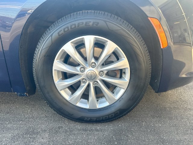 Used 2018 Chrysler Pacifica Touring-L FWD image 13