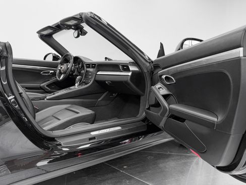 Used 2017 Porsche 911 4 Cabriolet AWD/4WD image 25