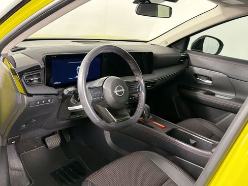 Used 2025 Nissan Kicks SR w/ SR Premium Package FWD image 4