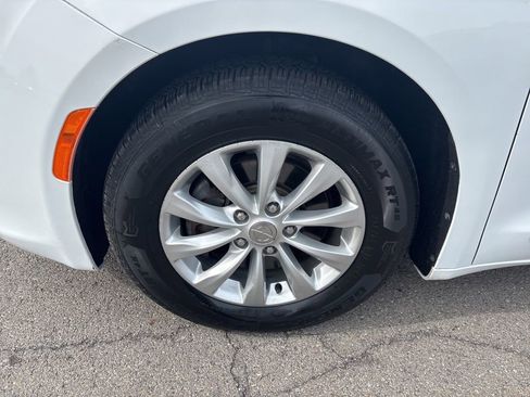 Used 2018 Chrysler Pacifica Touring-L FWD image 14