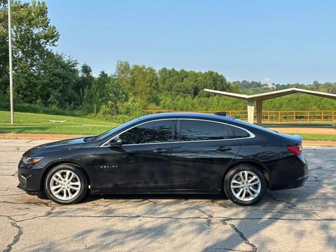 Used 2018 Chevrolet Malibu LT FWD image 2