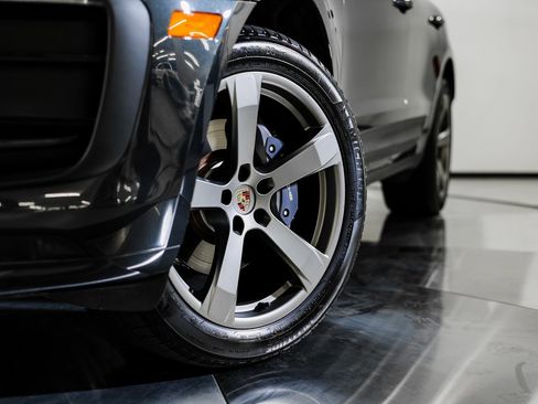 Certified 2025 Porsche Macan image 12