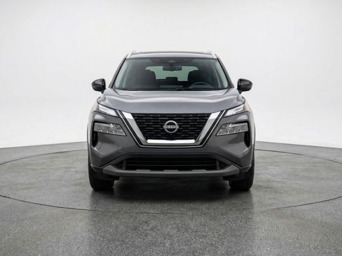 Used 2025 Nissan Rogue SV image 2