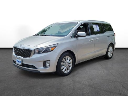 Used 2017 Kia Sedona EX FWD image 2