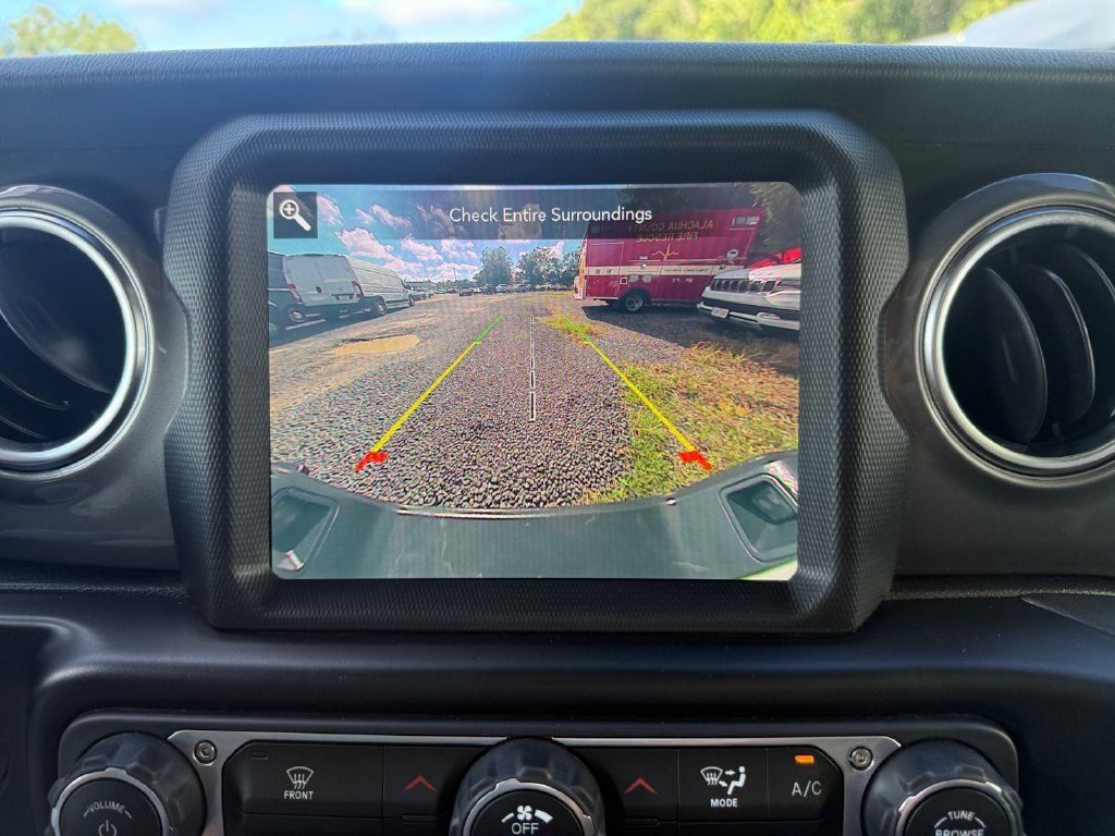 Used 2022 Jeep Gladiator Overland w/ LED Lighting Group AWD/4WD image 32