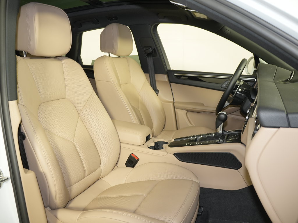 Certified 2020 Porsche Macan AWD/4WD image 41