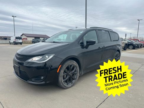 Used 2020 Chrysler Pacifica Touring-L Plus image 1