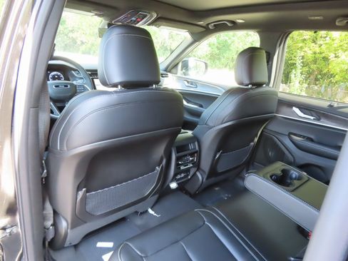 New 2025 Jeep Grand Cherokee Limited w/ Luxury Tech Group II image 22