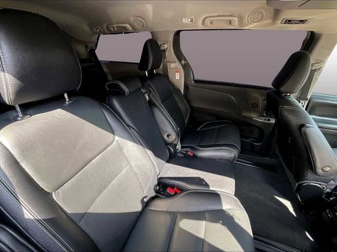 Certified 2020 Toyota Sienna SE Premium image 18