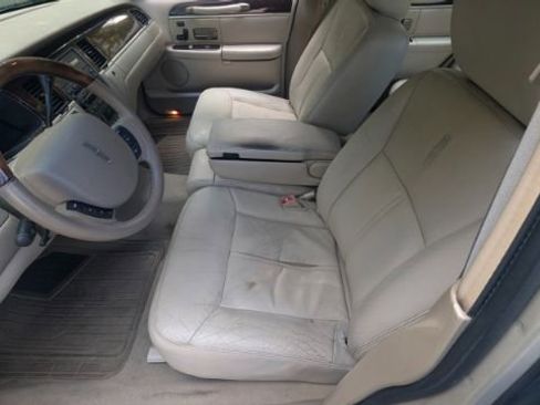 Used 2011 Lincoln Town Car Signature Limited image 15