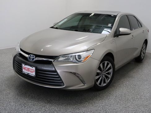 Used 2017 Toyota Camry XLE w/ Moonroof Package FWD image 2